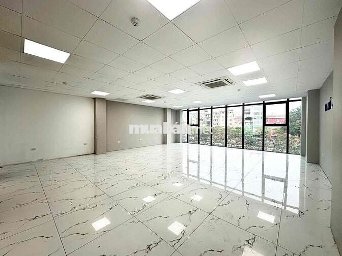 Cho thuê văn phòng tại Láng Hạ 110m2 giá 18t view full kính giá cực re