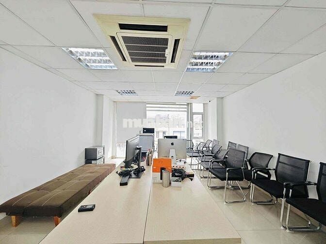 Cho thuê văn phòng tại Thái Thịnh 110m2 giá 16t nhà lô góc cực đẹp
