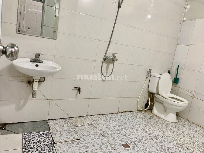 Cho thuê nhà 80m2 chưa gồm sân . 3phòng , 1 NVS rộng