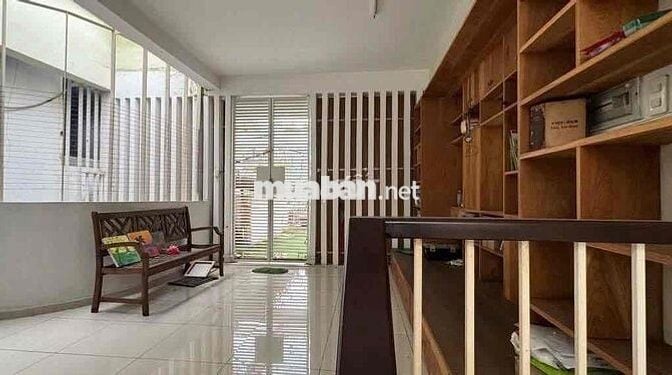 Cho thuê nhà HXH 207 đường 3/2 Q10, 5.3x13m, trệt 3 lầu, có sân