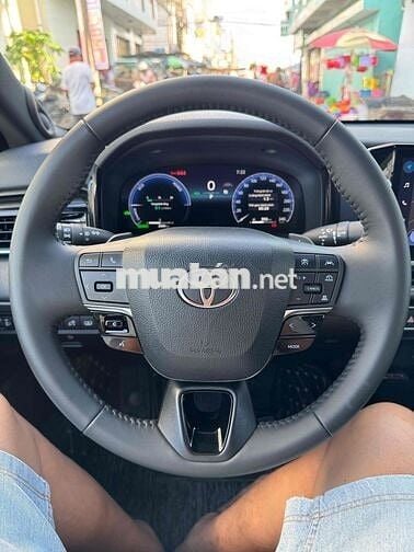 Toyota Camry 2025 2.5 HEV Mid - 2929 km
