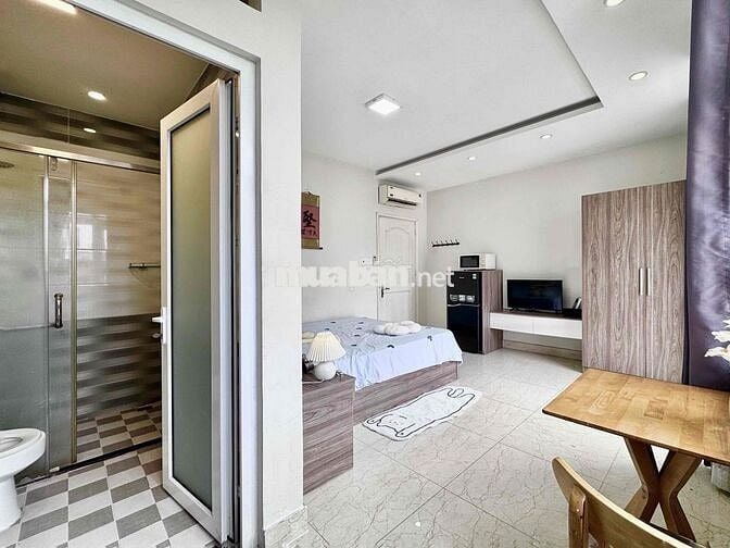 Căn hộ CC full nội thất mới có ban công lớn ngay ngã tư Phú Nhuận