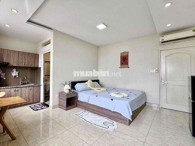 Căn hộ CC full nội thất mới có ban công lớn ngay ngã tư Phú Nhuận