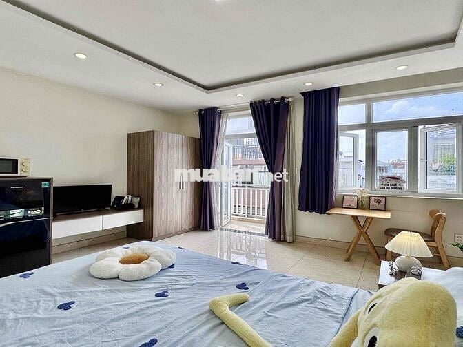 Căn hộ CC full nội thất mới có ban công lớn ngay ngã tư Phú Nhuận