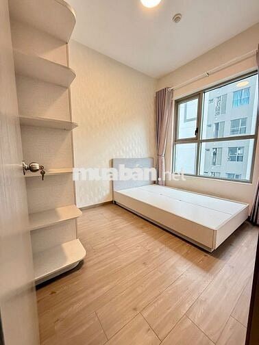 Bán căn góc 3pn view trực diện hồ bơi,sổ hồng sẵn, nhà mới có nội thất