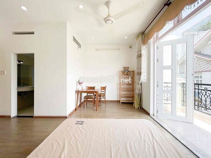 Ban công Tách Bếp Full nội thất Thang Máy Hoàng Hoa Thám Gần sân bay