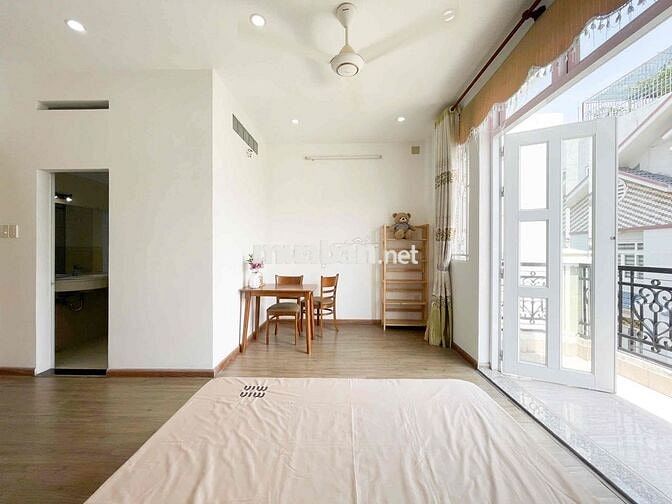 Ban công Tách Bếp Full nội thất Thang Máy Hoàng Hoa Thám Gần sân bay