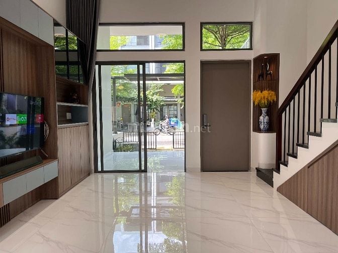 Nhà phố đơn lập 5x17 m, đầy đủ nội thất, tại KDC cao cấp The Standard