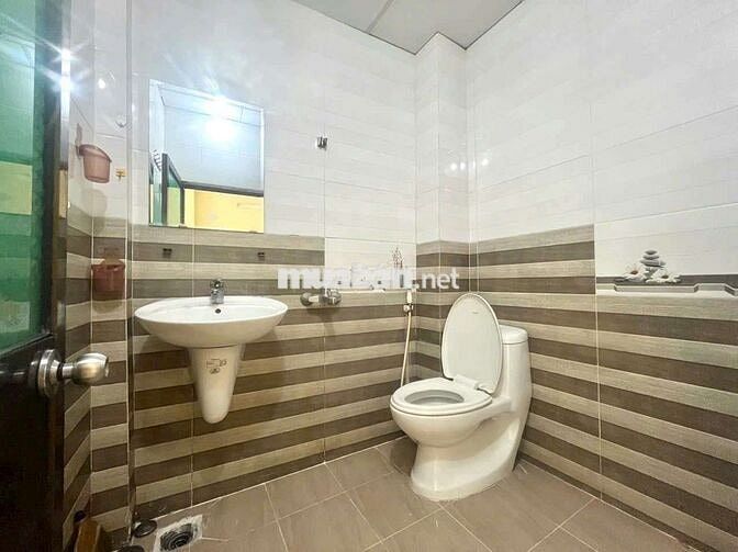 Cho thuê nhà hẻm xe hơi thông gần ngã tư nước đá