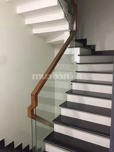 Gia đình cần bán căn nhà 5 tầng hẻm xe hơi sát mặt tiền Lê Văn Sỹ
