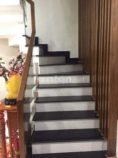 Gia đình cần bán căn nhà 5 tầng hẻm xe hơi sát mặt tiền Lê Văn Sỹ