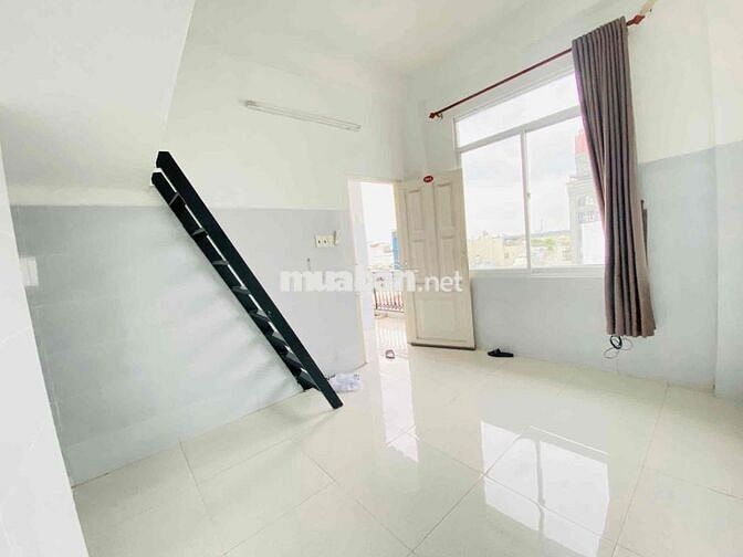 Phòng Trọ Máy Lạnh Có Ban Công Ngay Sân bay - HUFLIT Trường Sơn