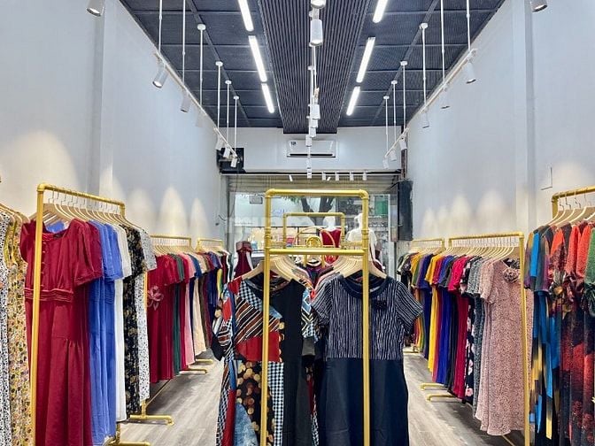 Tuyển nhân viên bán shop thời trang nữ trung niên