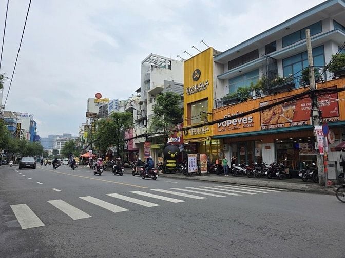 Góc 2 mặt tiền Nguyễn Gia Trí, 200m2 (10x20); HĐT 200Tr/Th; Bán 50 Tỷ