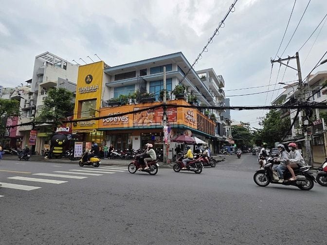 Góc 2 mặt tiền Nguyễn Gia Trí, 200m2 (10x20); HĐT 200Tr/Th; Bán 50 Tỷ