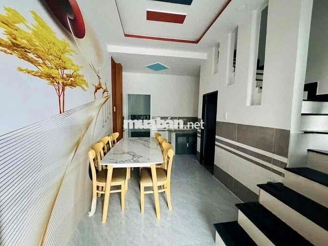 nhà ngộp mặt tiền thông thoáng , cần bán gấp