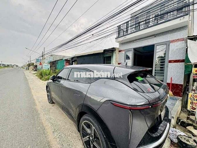 nhà ngộp mặt tiền thông thoáng , cần bán gấp