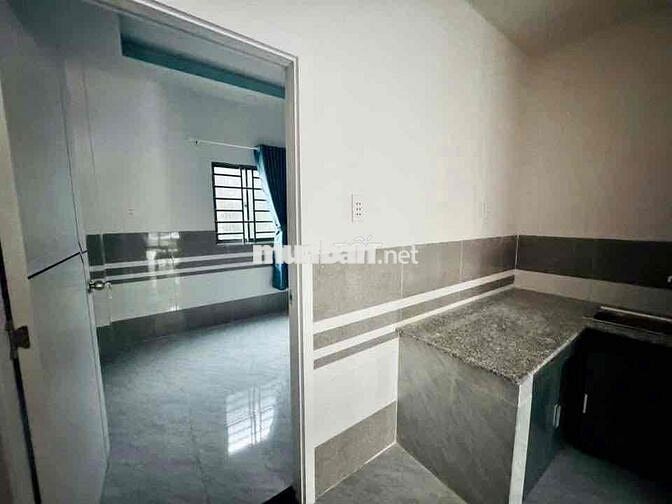 nhà ngộp mặt tiền thông thoáng , cần bán gấp