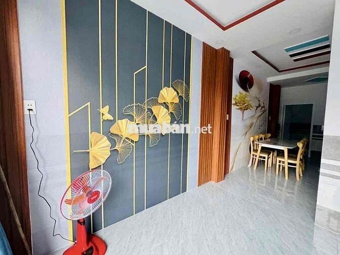 nhà ngộp mặt tiền thông thoáng , cần bán gấp