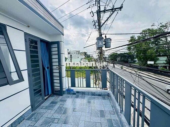 nhà ngộp mặt tiền thông thoáng , cần bán gấp