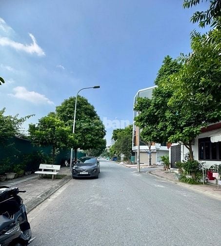 Khuôn tiền hiếm 12.x tỷ phường Việt Hưng 6 tầng thang máy vỉa hè 3 oto