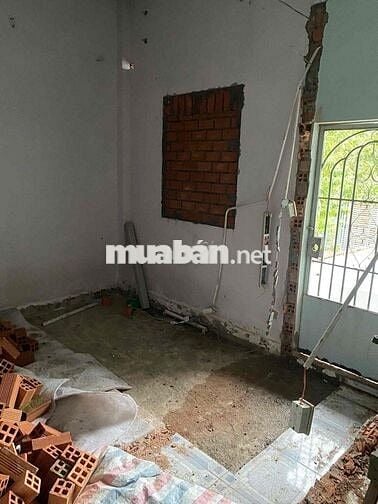 khoá cửa bằng vân tay, có ban công, đầy đủ nội thất,