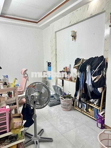 Phòng trong nhà nguyên căn ngay cầu Nguyễn Văn Cừ