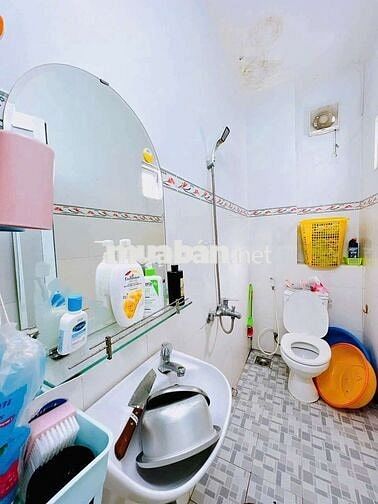 Cần bán nhà mặt tiền hẻm đường tôn đản quận 4