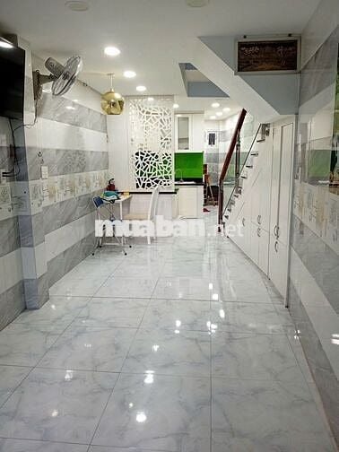 Bán nhà 3 tầng đẹp, đủ nội thất, sát Quận 1, chỉ việc dọn vào ở.