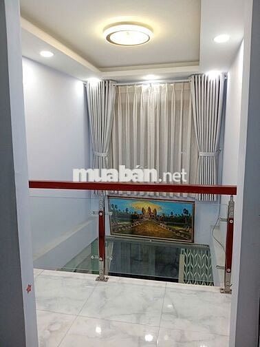 Bán nhà 3 tầng đẹp, đủ nội thất, sát Quận 1, chỉ việc dọn vào ở.