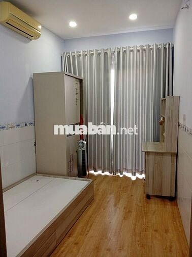 Bán nhà 3 tầng đẹp, đủ nội thất, sát Quận 1, chỉ việc dọn vào ở.