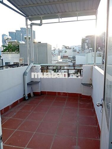 Bán nhà 3 tầng đẹp, đủ nội thất, sát Quận 1, chỉ việc dọn vào ở.