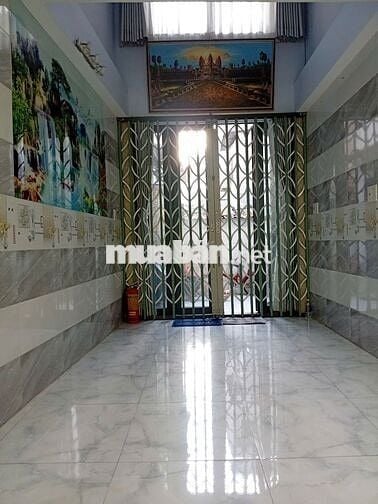 Bán nhà 3 tầng đẹp, đủ nội thất, sát Quận 1, chỉ việc dọn vào ở.
