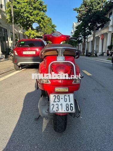 Vespa Zin, năm 2012, đỏ.