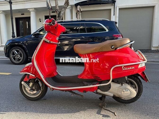 Vespa Zin, năm 2012, đỏ.