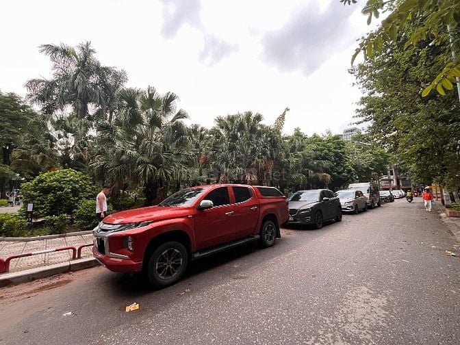 Bán nhà cạnh Vườn hoa Thái Hà, 7 tầng, 2 thoáng, ở sướng, đẹp, ĐN