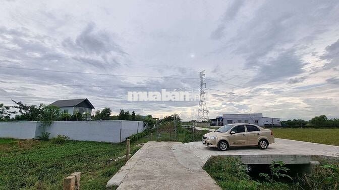 116mv THỔ ,ĐƯỜNG ÔTÔ TRƯỚC ĐẤT , NGAY CHỢ LẠC TẤN ,TÂN TRỤ