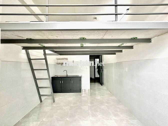 PHÒNG TRỌ GÁC CAO 1M7 SẴN NỘI THẤT CƠ BẢN NGAY SÁT TRỤC PHẠM VĂN ĐỒNG