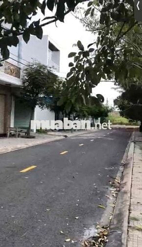 cần bán nền 5x18m ngay sát chợ Xuyên Á, đối diện công viên