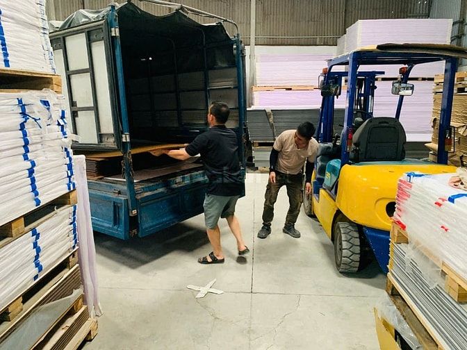 TUYỂN AE GIAO HÀNG TẤM ALU, MICA Ô TÔ TẢI 990kg hoặc xe kia 1.25T