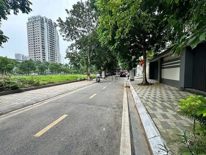 CHÍNH CHỦ CẦN BÁN ĐẤT BIỆT THỰ VƯỜN ĐÀO LÔ D5 180m2 MT 11m