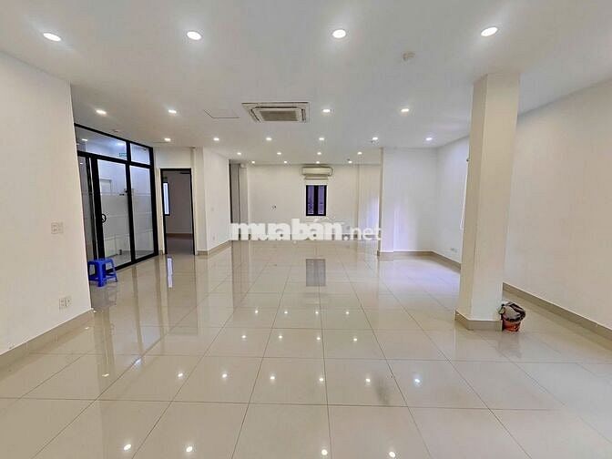 Cho thuê VP 130m2 mt 11m, ô tô đỗ cửa, trống sẵn, CẦU GIẤY