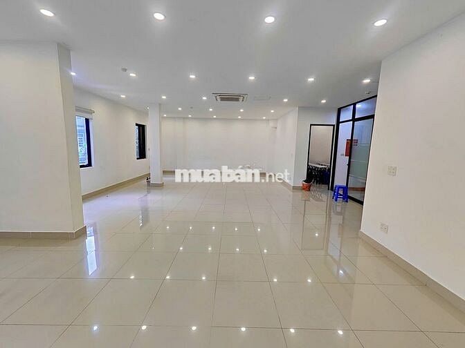 Cho thuê VP 130m2 mt 11m, ô tô đỗ cửa, trống sẵn, CẦU GIẤY