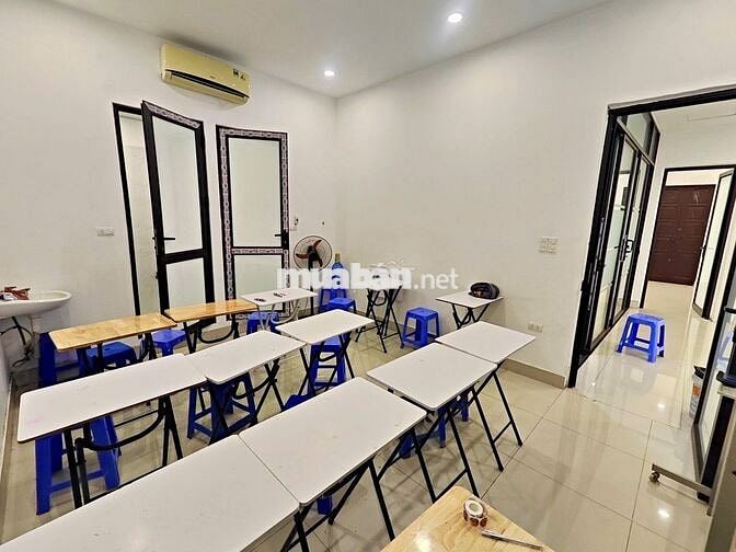 Cho thuê VP 130m2 mt 11m, ô tô đỗ cửa, trống sẵn, CẦU GIẤY