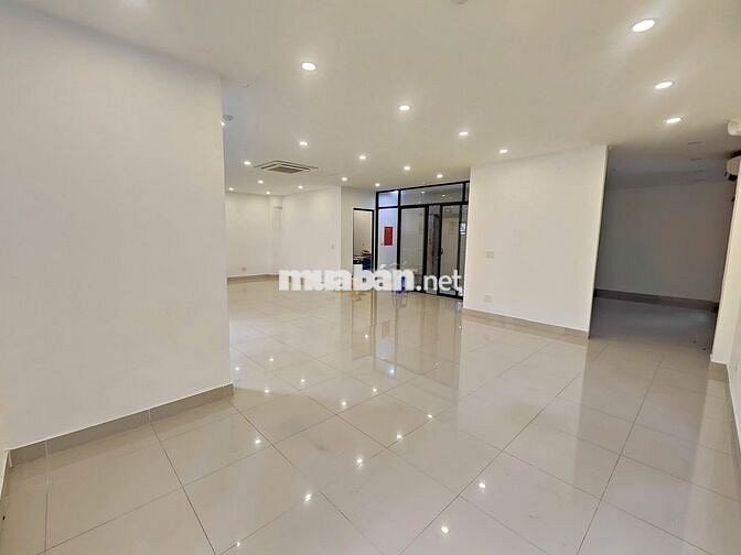 Cho thuê VP 130m2 mt 11m, ô tô đỗ cửa, trống sẵn, CẦU GIẤY
