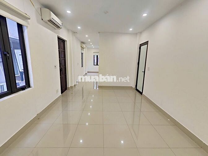 Cho thuê VP 130m2 mt 11m, ô tô đỗ cửa, trống sẵn, CẦU GIẤY