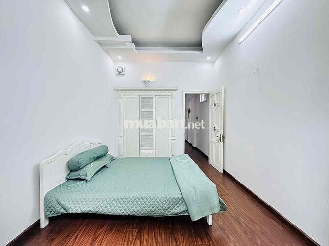 BÁN NHÀ XUÂN THUỶ 42m2- 40m RA Ô TÔ -DÂN XÂY GIÁ HƠN 10 TỶ