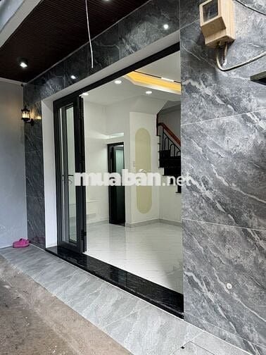 Nhà mới keng trệt 2 lầu đúc BTCT Lạc Long Quân P11 TB