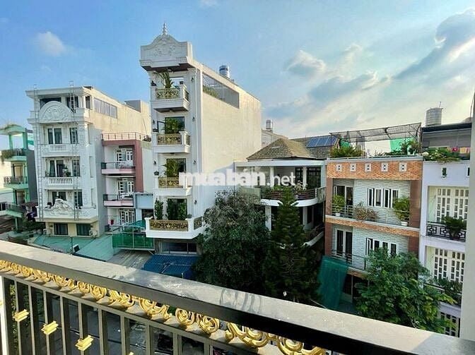 Phòng ban công - Phạm Văn chiêu