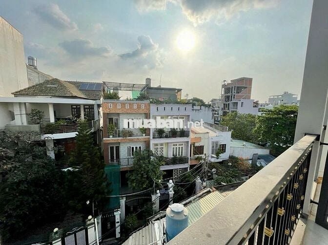 Phòng ban công - Phạm Văn chiêu